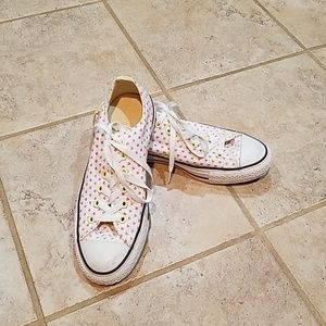 White converse sneaker shoes with pink hearts